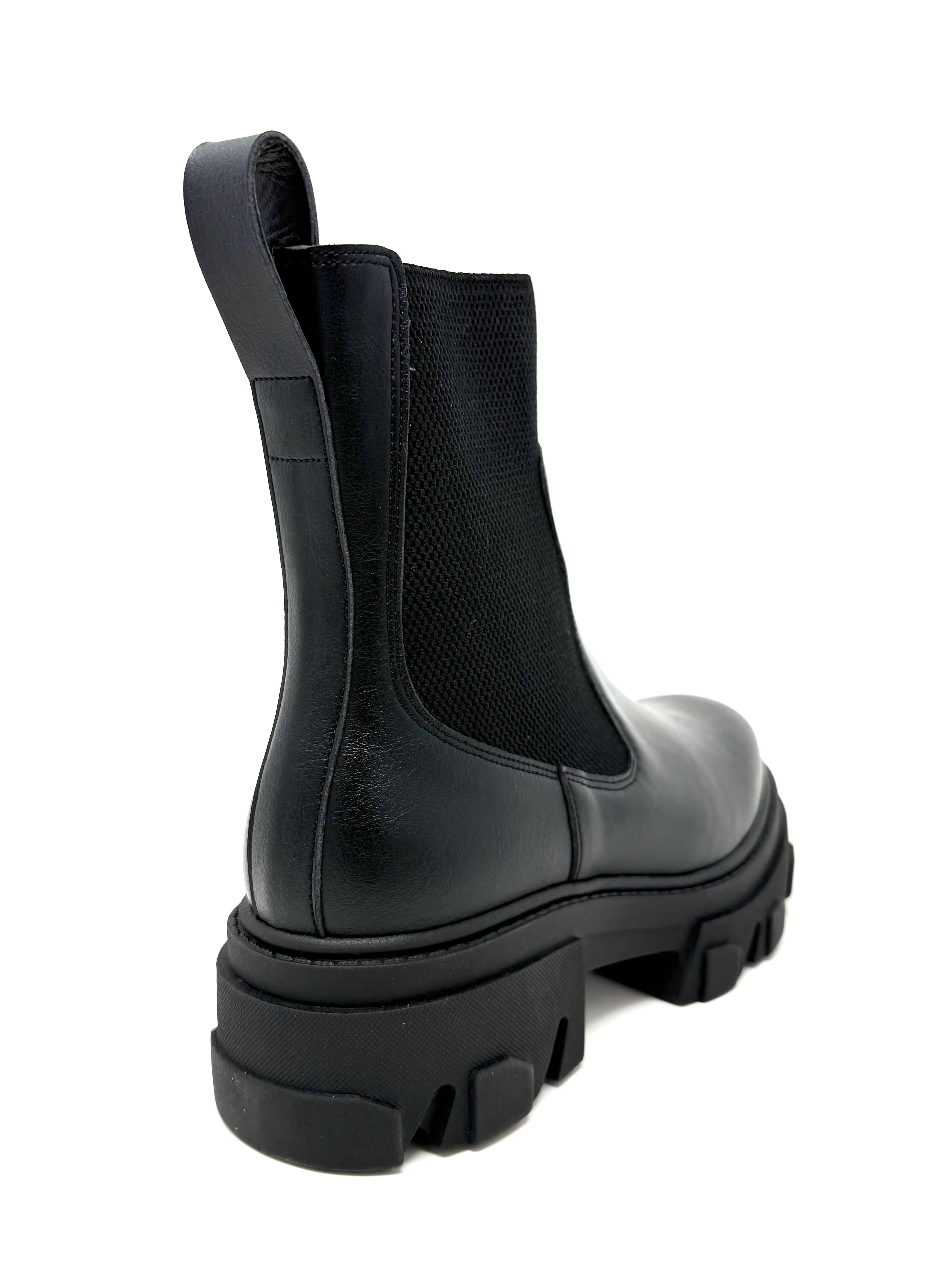 Kayla Boot in Black from Novacas Mud Resistant Weekend Wanderer Rubber Sole