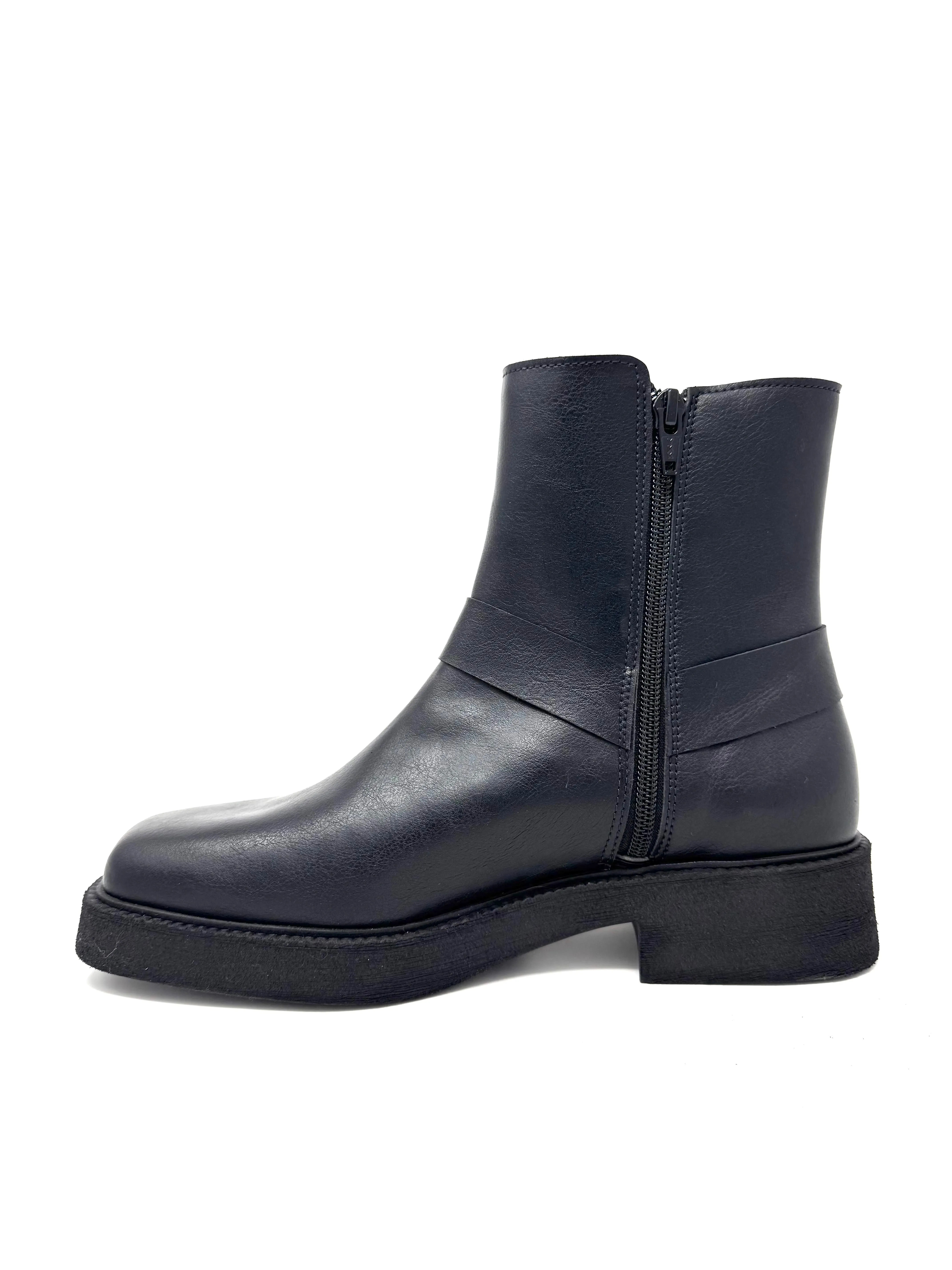 Aliyah Moto Boot in Black from Novacas Dynamic Arch Frame Soft Material